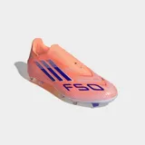 Championes de fútbol Adidas modelo F50 League, color naranja salmón con tres franjas laterales en azul oscuro. Presentan un diseño sin cordones con cuello adaptable y suela Sprintplate 360 de TPU con tacos moldeados.
