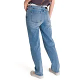 Pantalón de jean de tiro alto, corte recto, color celeste lavado. Diseño clásico de cinco bolsillos con cierre de cremallera y botón.