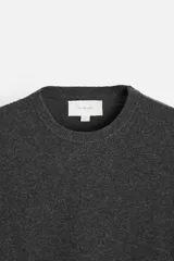 Jersey de hombre color beige, de cashmere, corte regular, cuello redondo y manga larga.