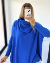 Polerón azul eléctrico de tejido de punto, corte oversize y cuello caído.