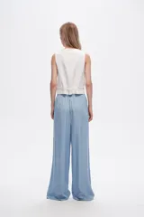 Pantalón azul de lyocell, de corte ancho y tiro alto, con cintura elastizada y bolsillos laterales.