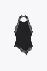 Top negro con textura, cuello halter y detalle de encaje.