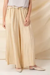 Pantalón palazzo blanco de viscosa, con cintura elastizada, cinto trenzado y bolsillos laterales.