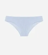 Bombacha de bikini celeste con textura acanalada y laterales de grosor medio.