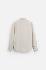 Camisa celeste de lino, de corte recto, manga larga y cuello clásico.
