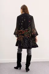 Kimono holgado negro de gasa bordado con motivos florales y de aves.