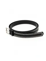 Cinturón negro de cuero sintético con doble hilera de tachas metálicas redondas plateadas a lo largo de toda la tira. Hebilla rectangular metálica plateada.