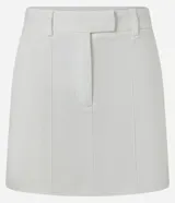 Short pollera negro de bengalina con cintura fija, trabillas, cierre tradicional y frisos.