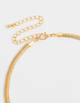 Gargantilla choker dorada con diseño de cadena snake y cierre de mosquetón.