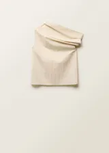 Blusa color crema sin mangas, con cuello asimétrico drapeado y corte recto.