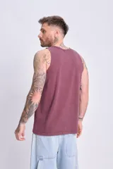 Musculosa bordó con efecto lavado y cuello redondo.