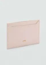 Porta documentos color fucsia con efecto safiano y logo en relieve. Tiene múltiples ranuras para tarjetas y costuras decorativas.