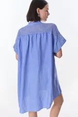 Vestido camisero celeste de lino con cuello mao, manga corta con detalle de calado y bolsillo de crochet.