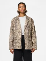 Blazer con estampado animal print en tonos beige y gris, de corte clásico con solapas y bolsillos delanteros.