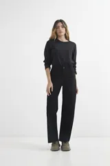 Pantalón de jean negro de corte ancho con terminación desflecada.