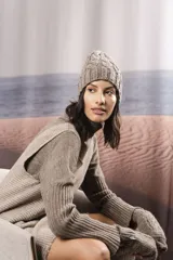 Gorro tejido a mano color crudo, con diseño de ochos, confeccionado en lana fina sin teñir.