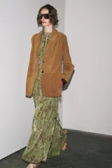 Blazer de cuero color marrón, con cuello solapa de muescas y manga larga. Bolsillos delanteros ocultos en costura y cierre frontal con botones.