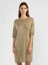 Vestido corto de punto color dorado, con escote barco y mangas cortas.