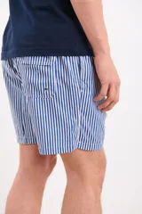 Short de baño a rayas verticales azules y blancas.