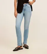 Pantalón de jean celeste, de corte recto, con trabillas en la cintura y bolsillos.