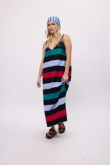 Vestido largo sin mangas con escote en V, de corte relajado y rayas horizontales de colores. Presenta tajos laterales y terminación en crochet en los bordes.
