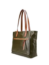 Cartera shopper de cuero vacuno color negro con doble asa de hombro color marrón. Cuenta con bolsillo frontal con cierre y logo metálico de la marca.