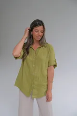 Camisa verde oliva de lino italiano, con botones al frente y mangas cortas con botón para ajustar el largo.