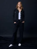 Pantalón cargo negro de crepe marca Ninety. Tiene pretina ancha elastizada en punto smock con lazo de ajuste y bolsillos cargo laterales.