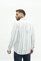 Camisa de manga larga para hombre, color blanco con rayas verticales finas en tonos grises y azules. Confeccionada en una mezcla de lino y algodón, de corte semi slim y logo bordado en el pecho.