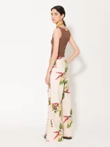 Pantalón wide leg de voile estampado con bordados, cintura con lazo y presillas, abertura en el lateral inferior y complemento bordó en la boca del bolsillo.