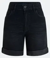 Bermuda de jean color negro con elastano, tiro medio, trabillas en la cintura, cierre con cremallera y botón, bolsillos delanteros y traseros, bajo plegado.