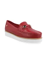 Mocasines rojos de cuero con suela track blanca y detalle de hebilla dorada.