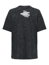 Camiseta negra de algodón con efecto lavado, corte regular, cuello redondo y manga corta. Estampado frontal con imagen en blanco y negro y texto en inglés.