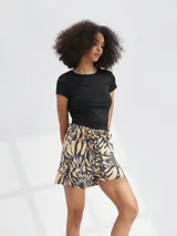 Short de tiro alto color verde militar con lazo en la cintura, bolsillos delanteros y traseros.