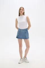 Minifalda de jean azul con cintura ancha y pliegues frontales.