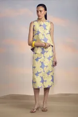 Falda midi de tiro alto, corte recto y estampado floral amarillo sobre fondo lila.