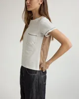 Remera color crudo de algodón, con bolsillo en el pecho y bordes con costuras a la vista.