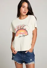 Remera color crema de algodón con estampado retro de cartas de póker, arcoíris y la frase "Viva Las Vegas".