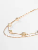 Collar largo de doble cadena con cuentas y diseño delicado, ideal para complementar cualquier outfit.
