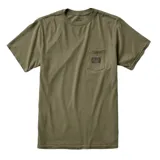Remera verde militar de manga corta con bolsillo en el pecho y etiqueta con logo de la marca.