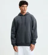 Saco con capucha color gris oscuro, con cordón ajustable, bolsillo canguro y mangas largas con puños ajustados. Confeccionado en algodón con felpa.