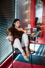 Bailarinas chatitas de punta, con estampado animal print de cebra en tonos camel y blanco, detalles en verde caza y cordones al tono. Incluyen plantilla intercambiable de lana y piel.