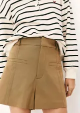 Short color beige de corte sastrero con bolsillos laterales.
