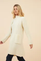 Saco largo color crudo de lana fina con textura acanalada y bolsillos frontales.