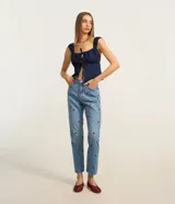 Pantalón mom jeans celeste con bordados de frutillas rojas.