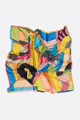 Pañuelo cuadrado con estampado geométrico multicolor y logo en acuarela.