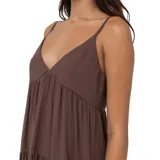 Vestido marrón de tirantes finos, corte midi y diseño escalonado.