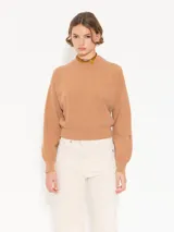 Sweater color camel de tejido cerrado, con cuello redondo y mangas largas.