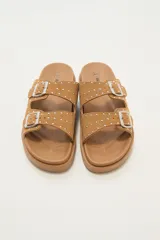 Sandalias bajas color beige con doble tira con hebilla y apliques de tachas.