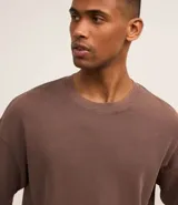 Remera negra de corte boxy con cuello redondo y mangas cortas. Tejido con textura waffle.